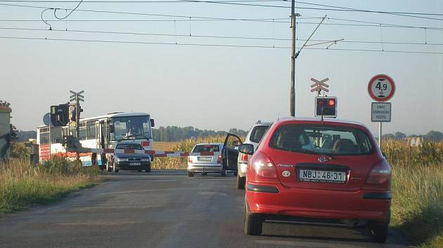 V pondělí mezi sedmou a osmou hodinou ranní přerušily provoz spuštěné závory na železničním přejezdu mezi Nymburkem a Kamenným Zbožím.