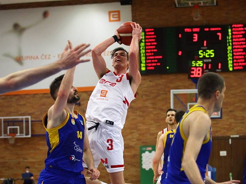 Z basketbalového utkání Kooperativa NBL Nymburk - Opava (87:70)