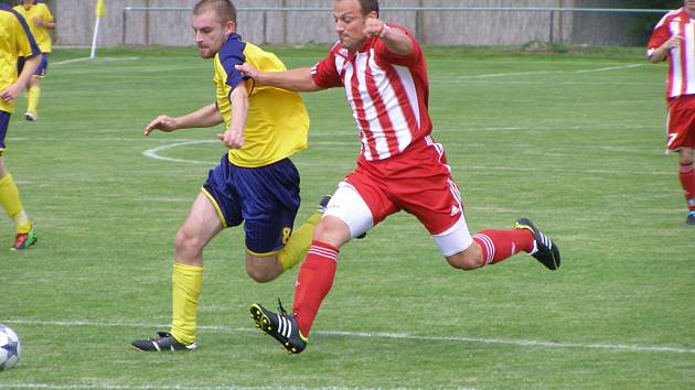 Z okresního derby fotbalové I.B třídy Milovice - Městec Králové (5:0)