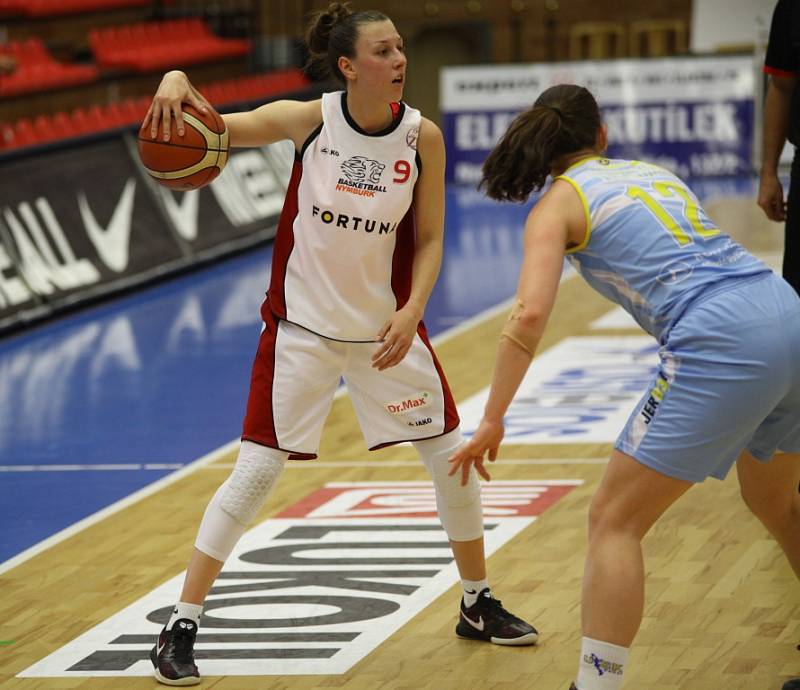 Z basketbalového finále žen Nymburk - USK Praha (44:83)