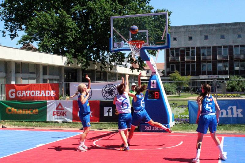 Mezinárodní turnaj v basketu tři na tři se hrál na poděbradské kolonádě.