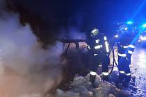 Auto po nehodě u Vlkova pod Oškobrhem začalo hořet.