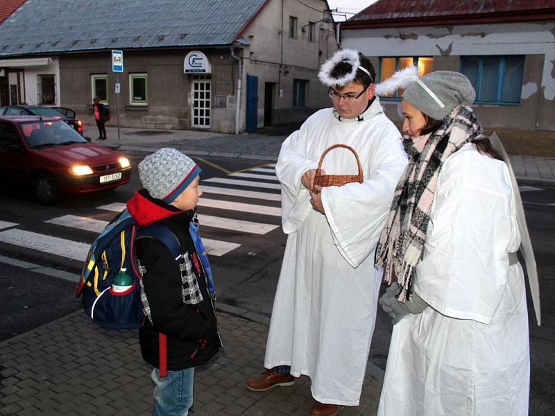 Před nymburskými školami se to ve čtvrtek 13. prosince ráno hemžilo anděly.