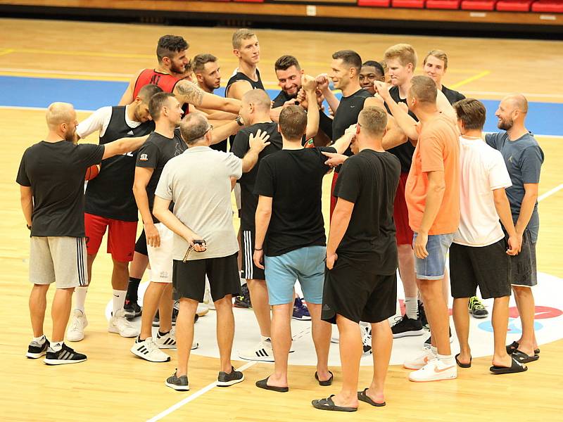 Z prvního tréninku nymburských basketbalistů v sezoně 2019/2020.