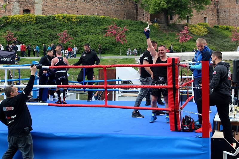 Boxerské zápasy se uskutečnily v malebném prostředí na Labi pod nymburskými hradbami.
