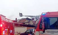 Požár střechy rodinného domu v Choťánkách.