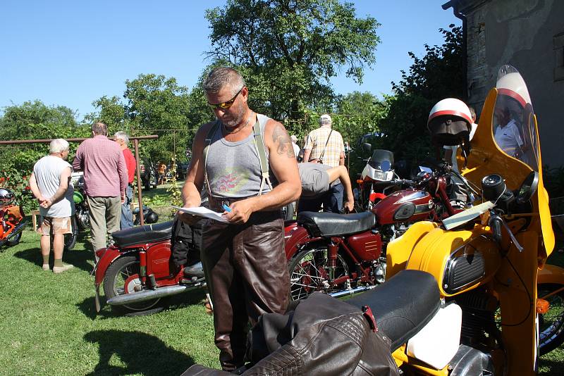 Na tradičním srazu automobilových a motocyklových nadšenců se představilo na dvě stě historických vozidel.