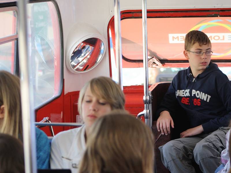 Londýnský doubledecker připomněl olympiádu také na poděbradském Jiřího náměstí.