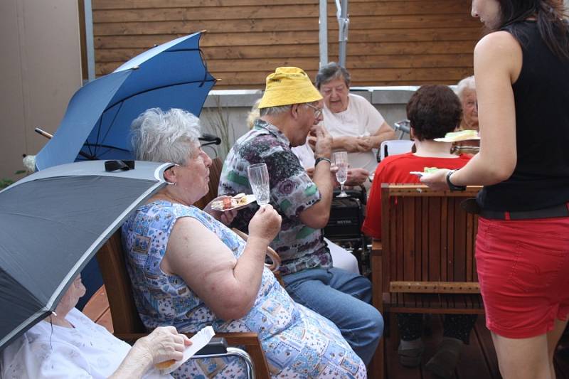 Luxor, poskytovatel sociálních služeb Poděbrady, otevřel pro své klienty nové posezení na zahradě.