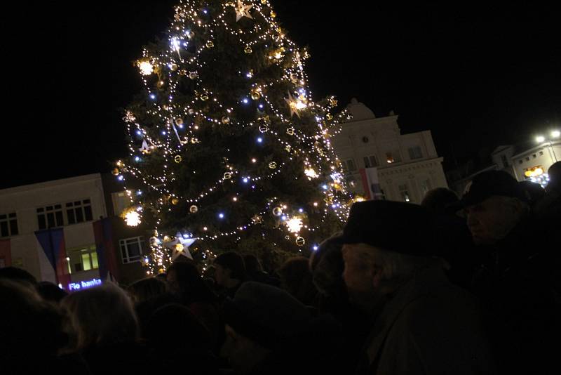 Nymburské náměstí Přemyslovců ozářil Vánoční strom.