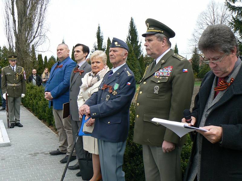 Na nymburském hřbitově uctili památku padlých vojáků