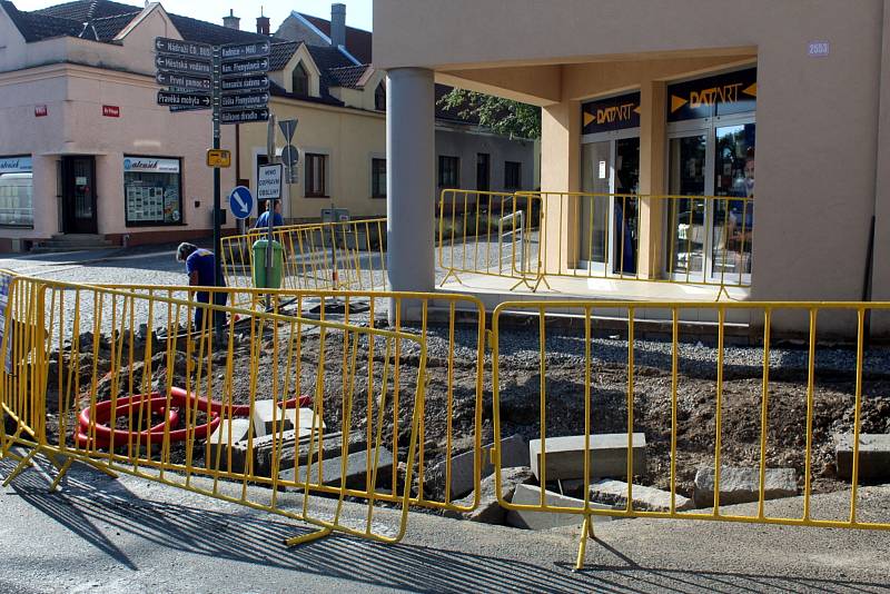 Aktuálně pracují dělníci souběžně na druhé a třetí etapě opravy ulice na pravé straně z pohledu od náměstí.