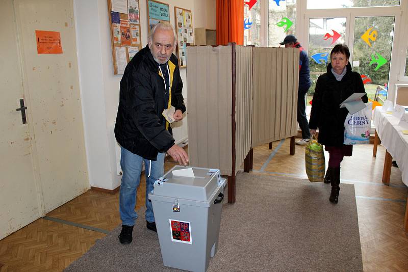 V Nymburce lidé krátce po otevření volebních místností přišli do skautské vily Tortuga i na základní školu v Tyršově ulici.