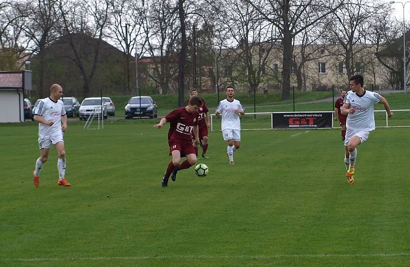 Z fotbalového utkání okresního přeboru Bohemia Poděbrady B - Jíkev (0:1)