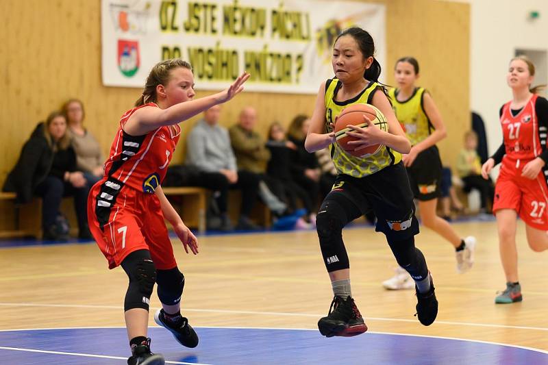 Z basketbalového utkání Středočeského přeboru starších minižákyň U13 Sadská - Mladá Boleslav (119:12)