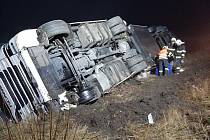 Nehoda nákladního auta zkomplikovala v neděli provoz na dálnici D11 na Nymbursku.