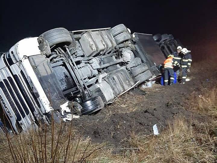 Nehoda nákladního auta zkomplikovala v neděli provoz na dálnici D11 na Nymbursku.