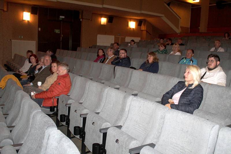 Někdejší kancléř prezidenta Václava Havla, exministr zahraničí Karel Schwarzenberg dorazil v neděli večer do kina Sokol v Nymburce.