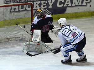 Hokejisté Nymburka (v tmavém) prohráli v dalším kole 2. ligy na svém ledě s lídrem z Vrchlabí 2:5.