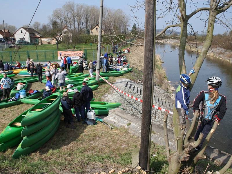 Třetí odemykání Cidliny pod žehuňskou hrází bylo veselé a slunečné. 