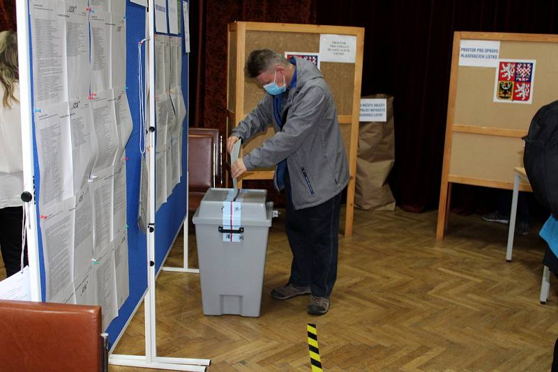 Z krajských voleb a místního referenda v Lysé nad Labem.