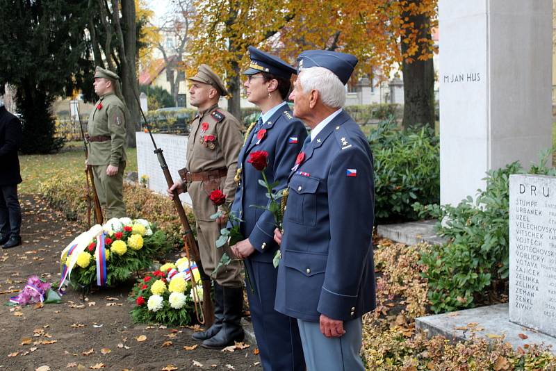 Připomínka Dne veteránů se uskutečnila v Parku hrdinů u památníků odbojářů ve čtvrtek od 11 hodin dopoledne.