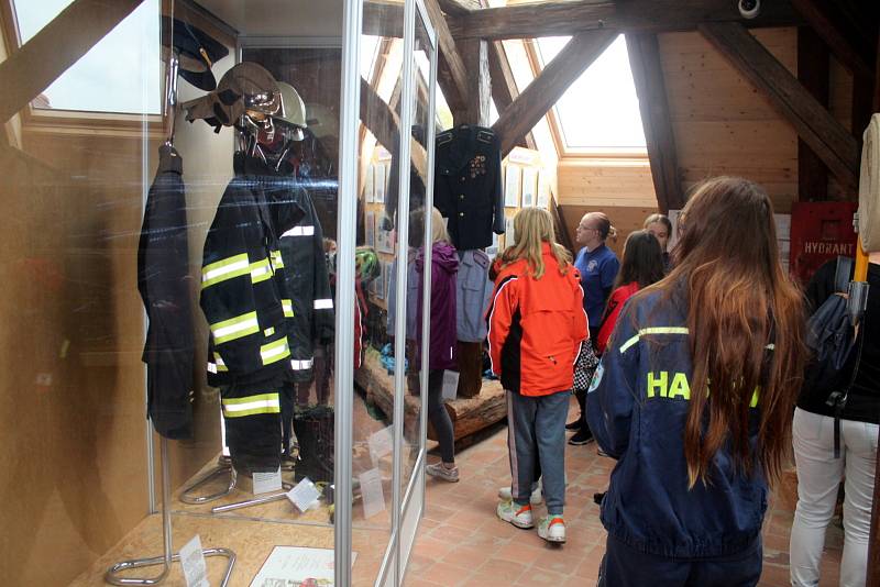 Velká sláva se uskutečnila v sobotu odpoledne na hlavním náměstí v Sadské. Ve zdejší opravené budově bylo otevřeno první důstojné hasičské muzeum v rámci širokého regionu.