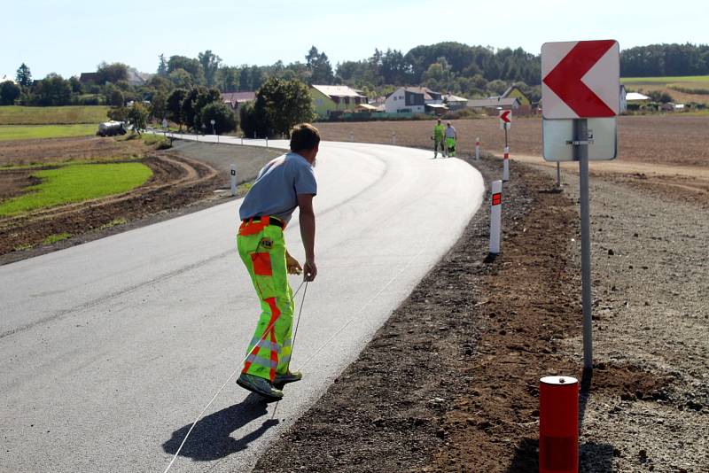 Silničářské práce před úplným obousměrným otevřením jiřické zatáčky.