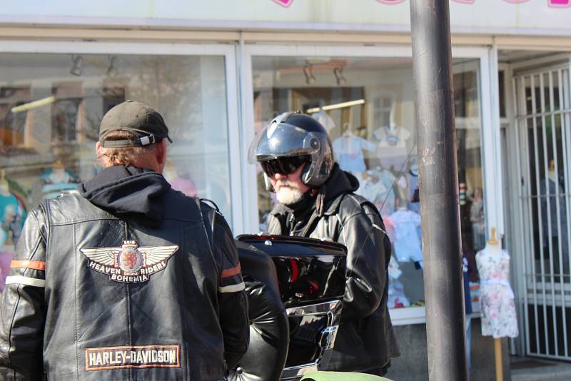 Zřejmě rekordní účast má letošní motorkářský sraz v Poděbradech, který každoročně na zahájení sezony pořádá Harley-Davidson Club Praha. Tentokrát se stroje nevešly na náměstí a kolonádu, takže pořadatelé je museli odklonit na náměstí T.G.M. a do všech při