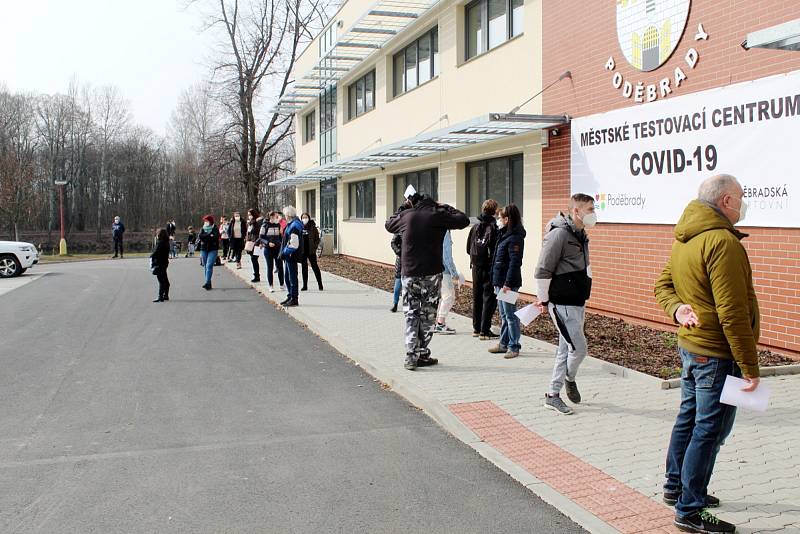 Při březnovém otevírání testovacího místa ve sportovní hale se stály fronty. Nyní bylo místo uzavřeno.