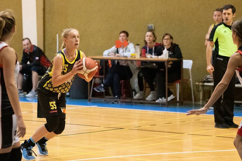 Z basketbalového utkání žákovské ligy starších žákyň U15 Slaný - Sadská 51:59