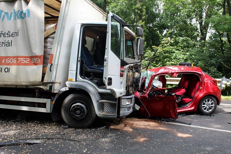 Senior v osobním autě sjížděl z železničního nadjezdu ve směru od Hradce na Poděbrady.