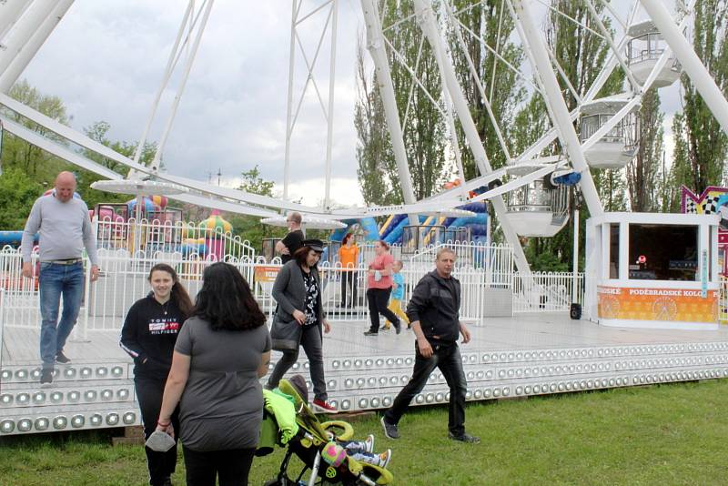 Lunapark nabízí atrakce za nádražím v Poděbradech.