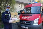 Dobrovolní hasiči spolu s dobrovolníky připravili a rozvezli lahvičky s dezinfekcí po Poděbradech.