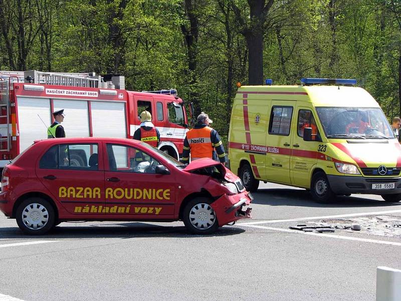 U sjezdu z dálnice D11 bouraly dvě škodovky. Zraněni byli tři muži