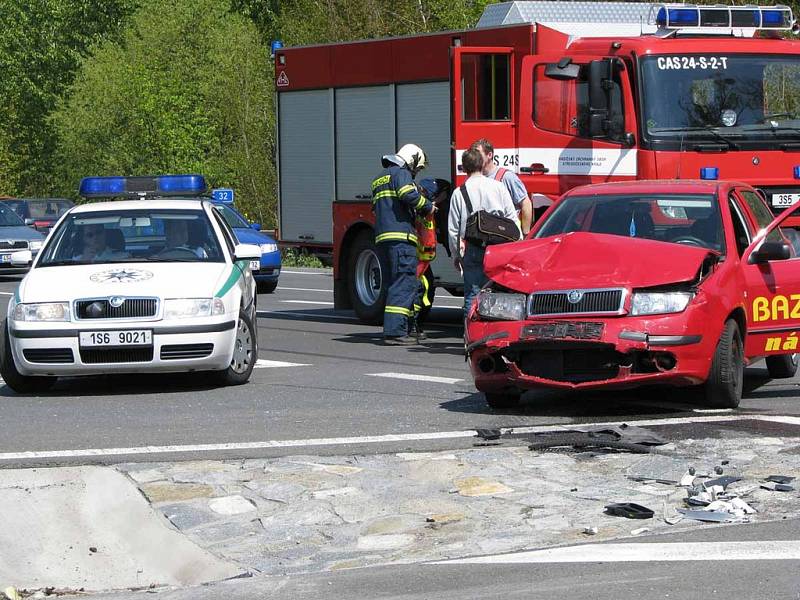 U sjezdu z dálnice D11 bouraly dvě škodovky. Zraněni byli tři muži