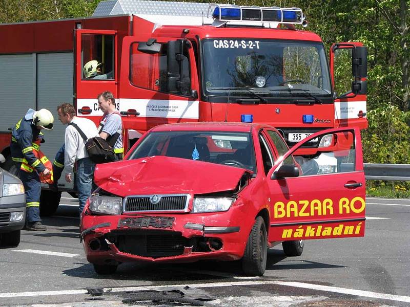 U sjezdu z dálnice D11 bouraly dvě škodovky. Zraněni byli tři muži