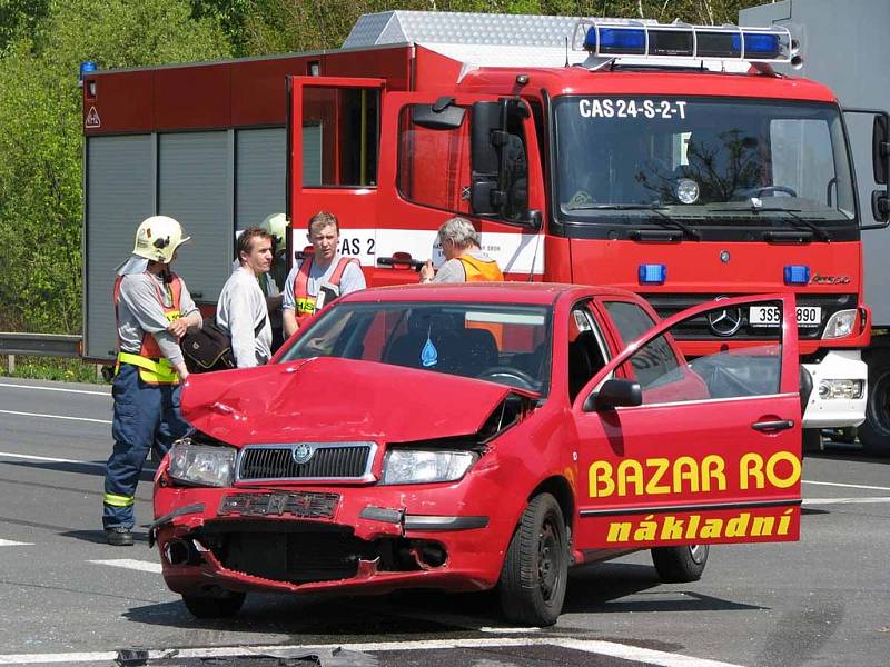 U sjezdu z dálnice D11 bouraly dvě škodovky. Zraněni byli tři muži