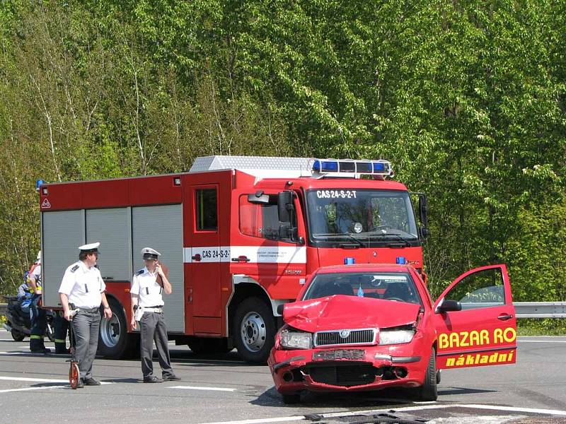 U sjezdu z dálnice D11 bouraly dvě škodovky. Zraněni byli tři muži