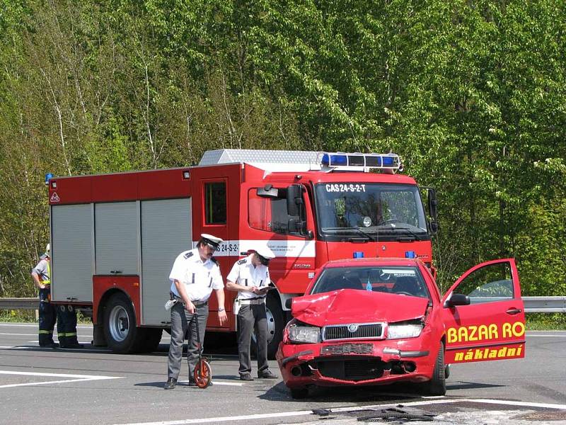 U sjezdu z dálnice D11 bouraly dvě škodovky. Zraněni byli tři muži