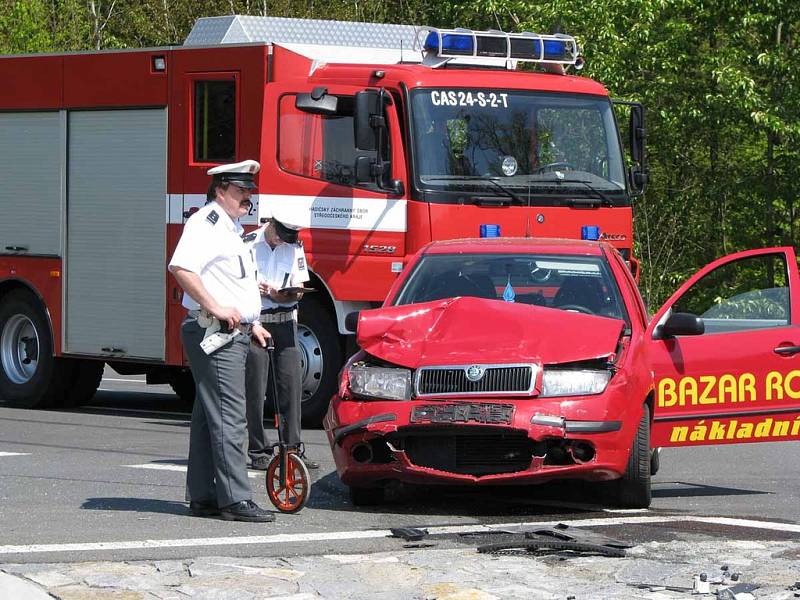 U sjezdu z dálnice D11 bouraly dvě škodovky. Zraněni byli tři muži