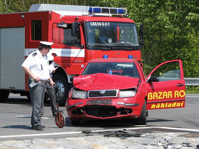 U sjezdu z dálnice D11 bouraly dvě škodovky. Zraněni byli tři muži