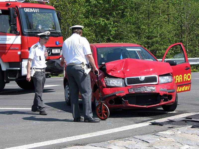 U sjezdu z dálnice D11 bouraly dvě škodovky. Zraněni byli tři muži