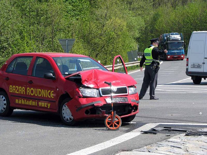 U sjezdu z dálnice D11 bouraly dvě škodovky. Zraněni byli tři muži