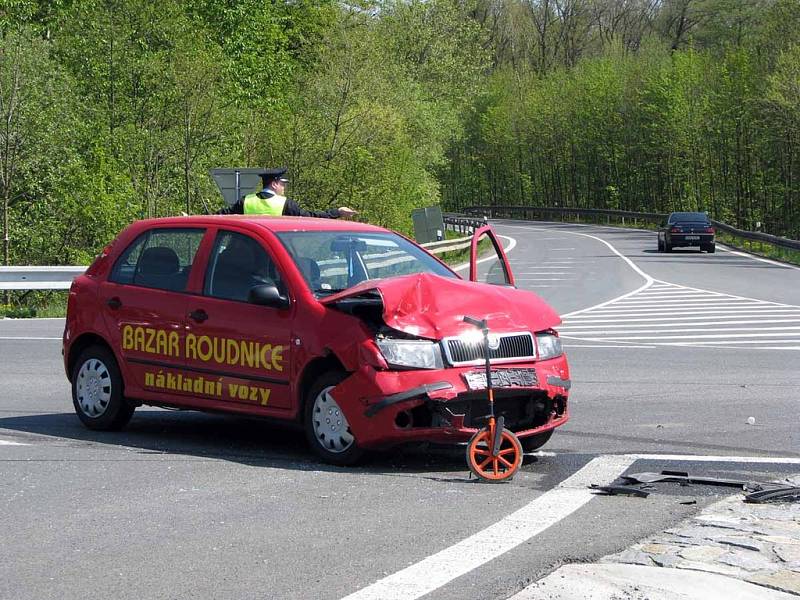 U sjezdu z dálnice D11 bouraly dvě škodovky. Zraněni byli tři muži