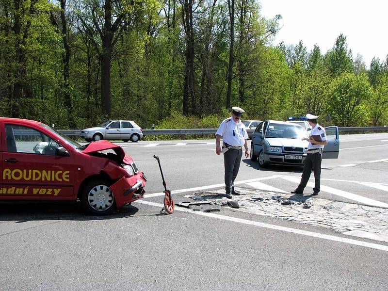 U sjezdu z dálnice D11 bouraly dvě škodovky. Zraněni byli tři muži