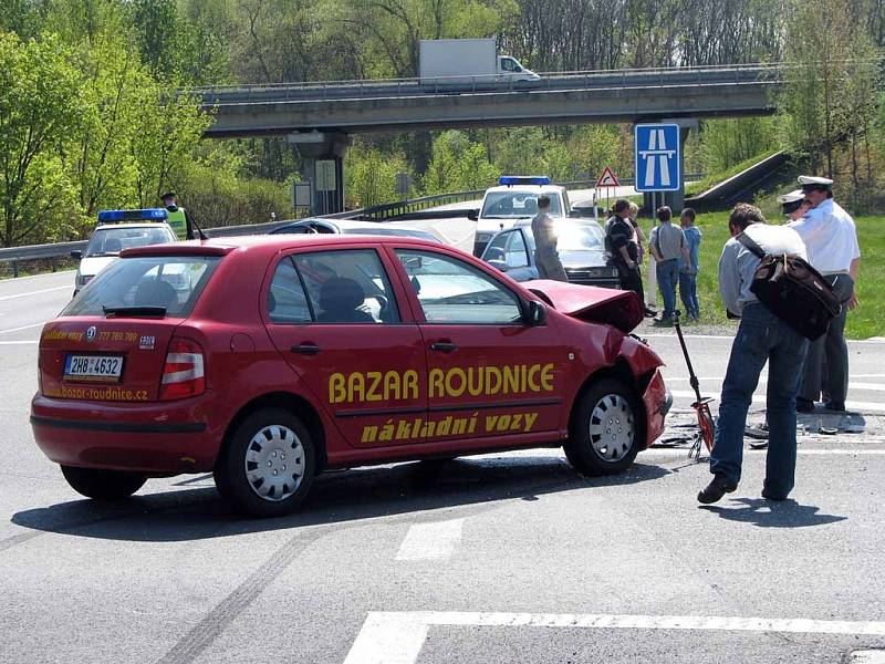 U sjezdu z dálnice D11 bouraly dvě škodovky. Zraněni byli tři muži