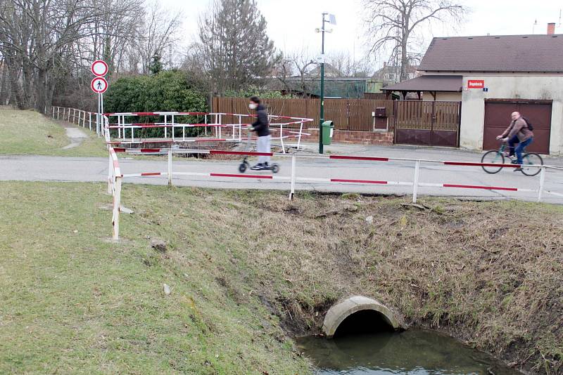 Původní mostek přes potok Liduška na kraji sídliště má nahradit nový železobetonový most. Foto: Deník/ Miroslav S. Jilemnický