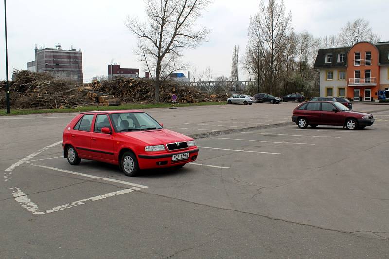 Parkoviště za zimním stadionem v Nymburce.