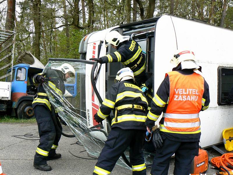 Cvičení simulující nehodu autobusu převážejícího vězně